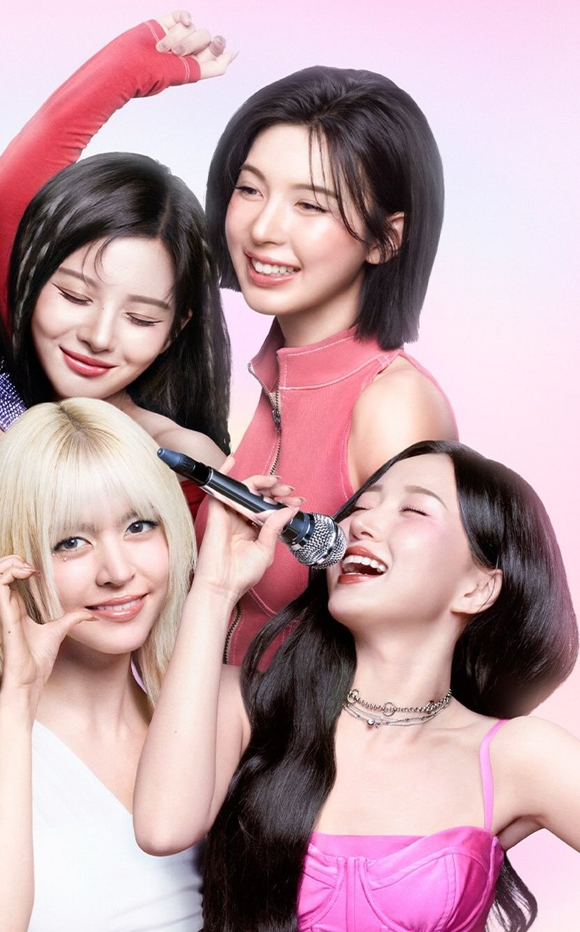 분홍 배경 앞에서 마이크를 들고 웃는 엔믹스 멤버들